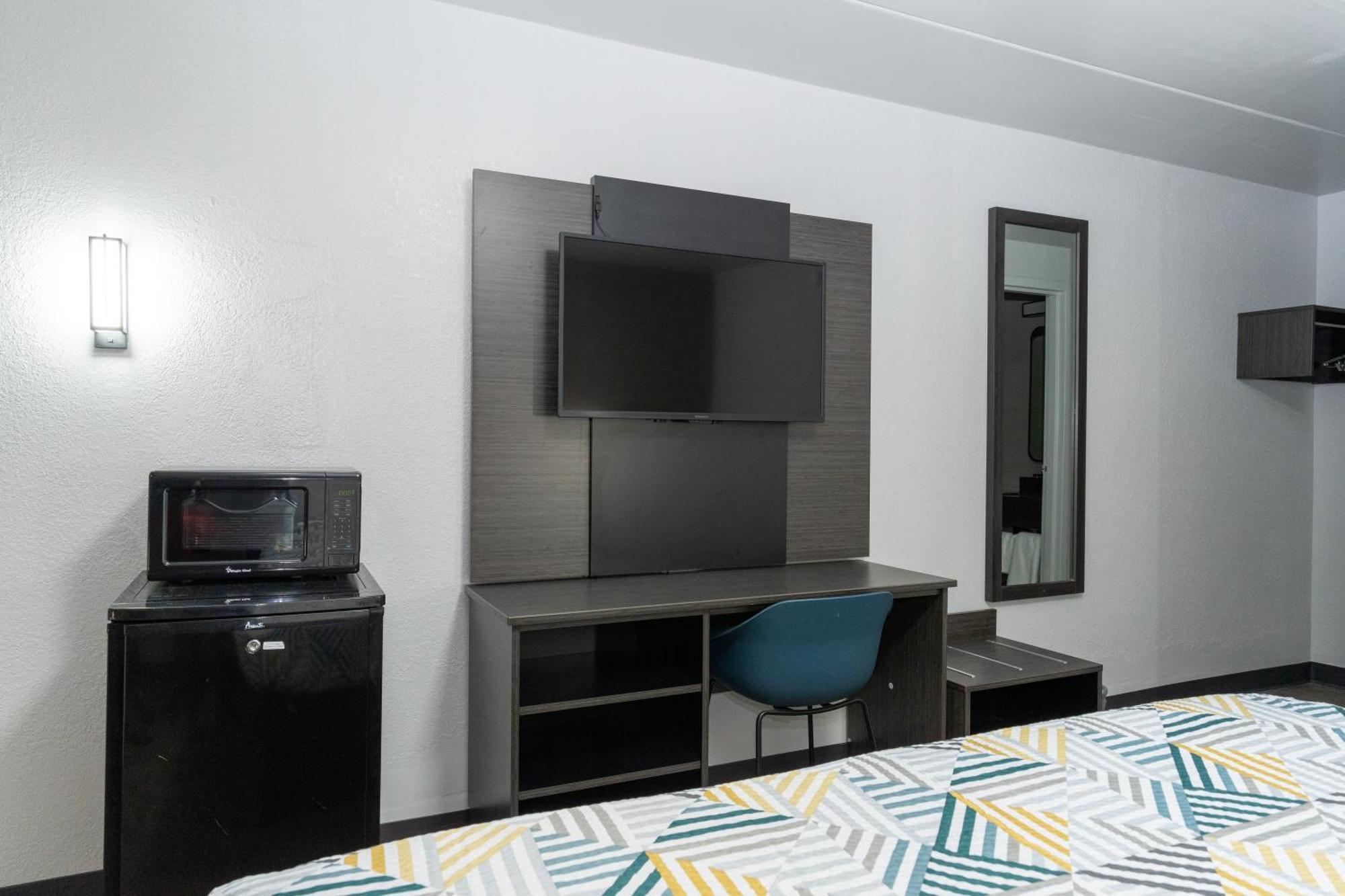 Hotel 6-cincinnati, Oh Sharonville